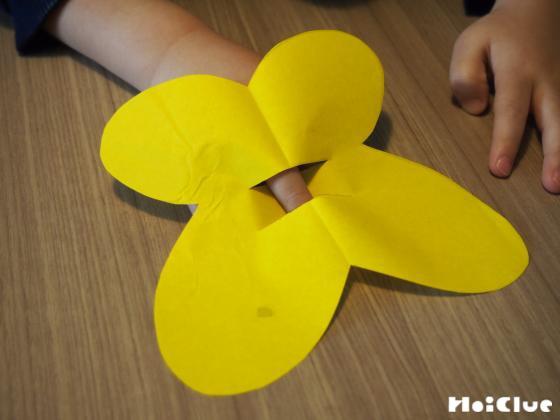 ちょうちょを開いて真ん中の切込み部分に指を入れる子どもの様子