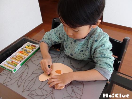 ライオンの顔を描く子どもの様子