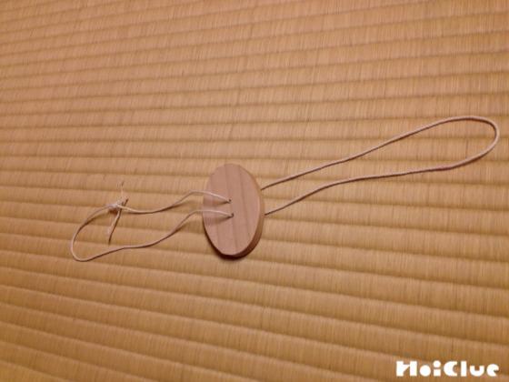 糸を結んで閉じ完成したコマ