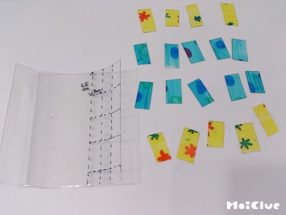 色をつけたものを小さく切り分けた写真