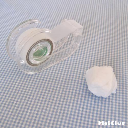 セロハンテープとティッシュを丸めた写真