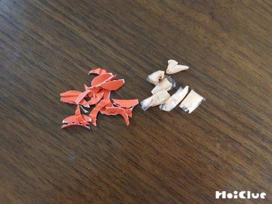 厚紙を細く小さく切っている写真