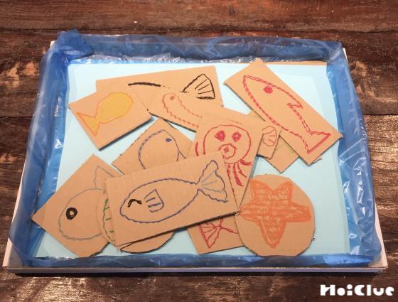 四角形の中に魚の絵を描いた写真