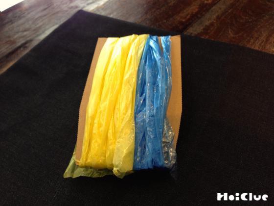 厚紙にスズランテープを巻きつけた写真