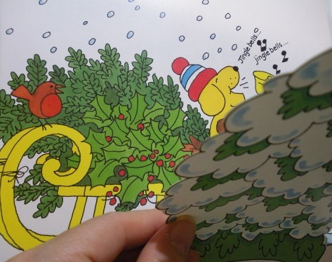 仕掛け絵本を開いている写真