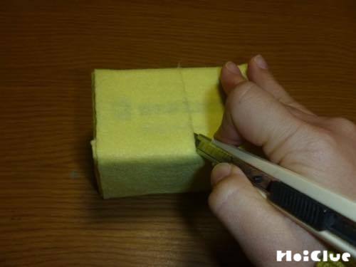 真ん中部分にカッターで切り込みを入れる様子