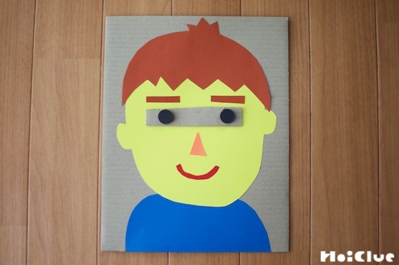 目のダンボールの上に目の位置にあわせて磁石をおいた写真