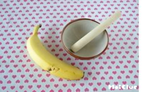 写真1 バナナとすり鉢、すりこぎ棒の写真