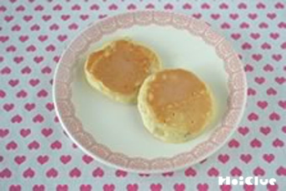 写真2 焼き上がり皿に盛られた2枚のパンケーキの写真