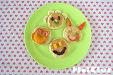 写真4 フルーツをパンケーキの上の乗せ動物などの顔にした写真