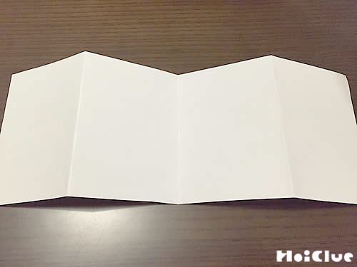 コピー用紙を大きめの蛇腹折りにした写真