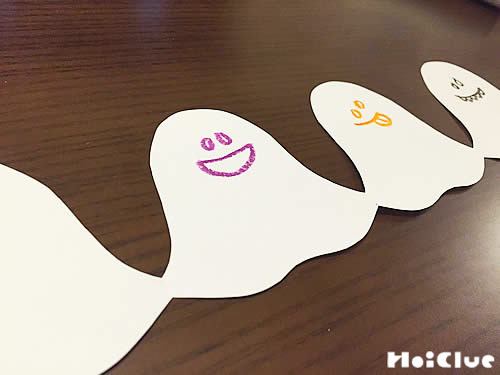 おばけの形に切り取り顔を描いた写真