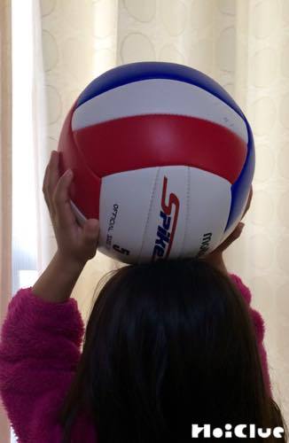 ボールを頭の上にくっつける子どもの様子
