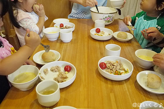 みんなでおやつを食べている写真