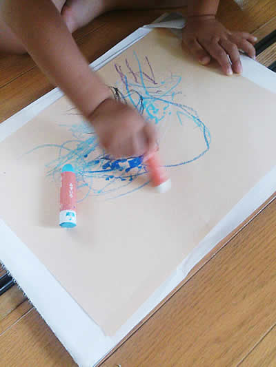 画用紙に雨の絵を描く子どもの様子