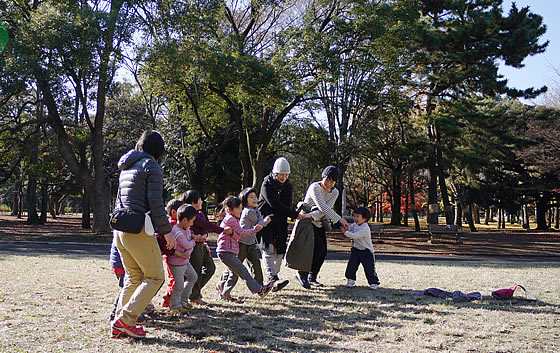 <手を繋いで前に進む、創作体操中!>