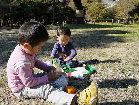 おなかすいたー！おべんとうはここでたべよ～