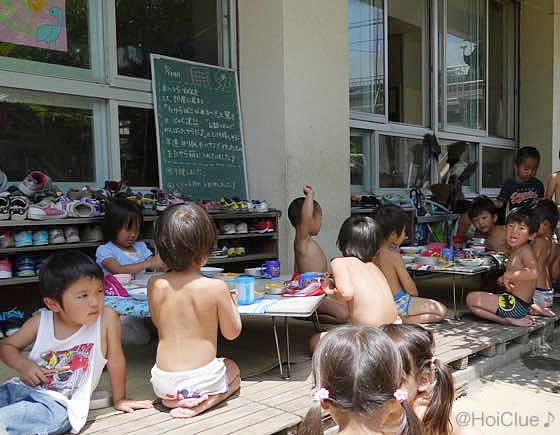 縁側でお昼ごはんを食べる子どもたちの様子