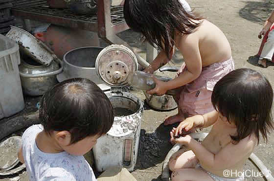古い電気ポットに水を入れて遊ぶ子どもの様子
