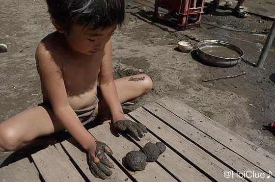 泥団子を作る子どもの写真