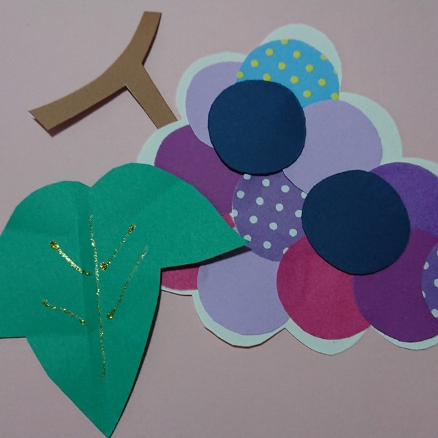 【みんなの投稿】丸い色画用紙や柄折り紙を貼ってブドウ 【みんなの投稿】丸い色画用紙や柄折り紙を貼ってブドウ