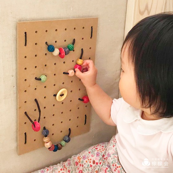 0歳から遊べる!指の感覚が楽しい壁面おもちゃ 〜保育現場の手作りおもちゃアイディア〜 0歳から遊べる!指の感覚が楽しい壁面おもちゃ 〜保育現場の手作りおもちゃアイディア〜