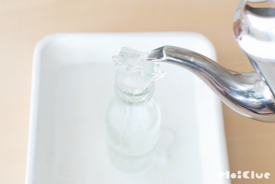 【実験コラム】手を触れずに氷を入れる!?水と氷の手品あそび!〜素材/氷〜 【実験コラム】手を触れずに氷を入れる!?水と氷の手品あそび!〜素材/氷〜