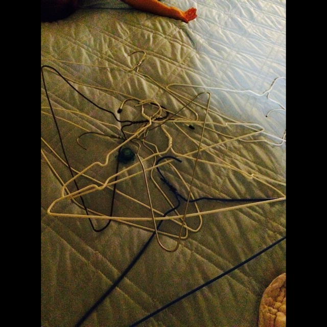 【みんなの投稿】ハンガーで空にうかぶ、《くも》。