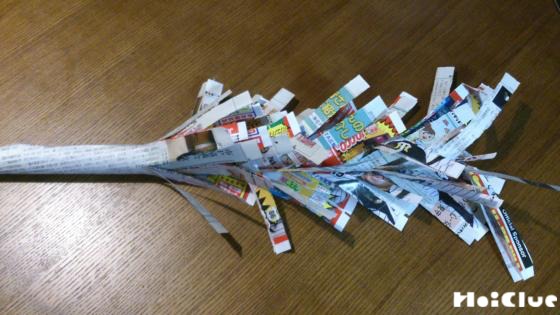 ぎゅいーんと伸びる！フサフサ棒〜不思議な新聞遊び〜