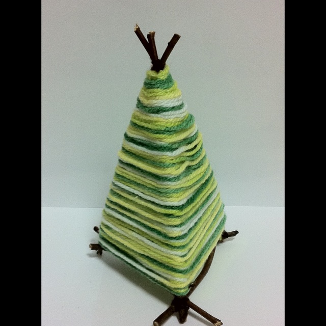 【みんなの投稿】★毛糸と小枝で作るクリスマスツリー