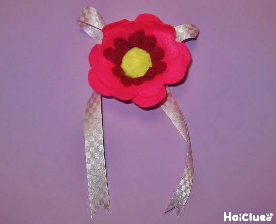フェルトのコサージュ〜針や糸を使わない手作りアイテム〜