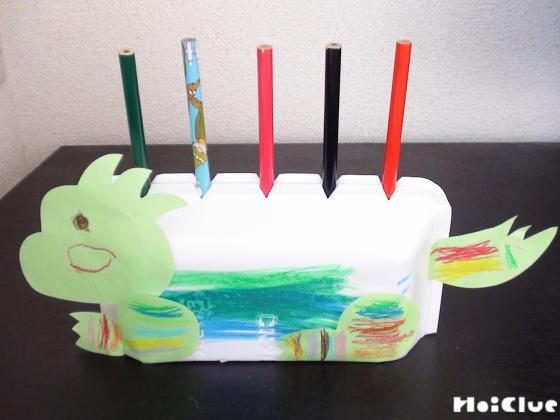 トゲトゲ恐竜のペン立て〜意外な廃材を使った製作遊び〜