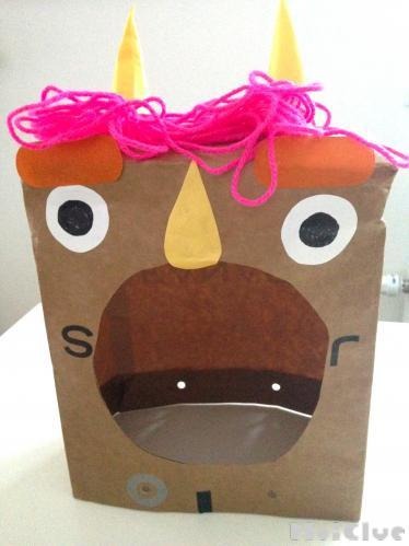 紙袋の手作り変身グッズ〜自分の顔がそのまま見えるおもしろお面〜