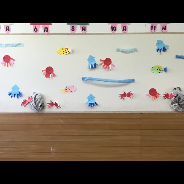 【みんなの投稿】２歳児8月壁面(タコ イカ カニ 魚)