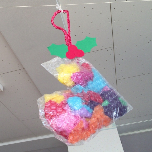 【みんなの投稿】靴型に作ったプチプチの中に花紙を詰めました。