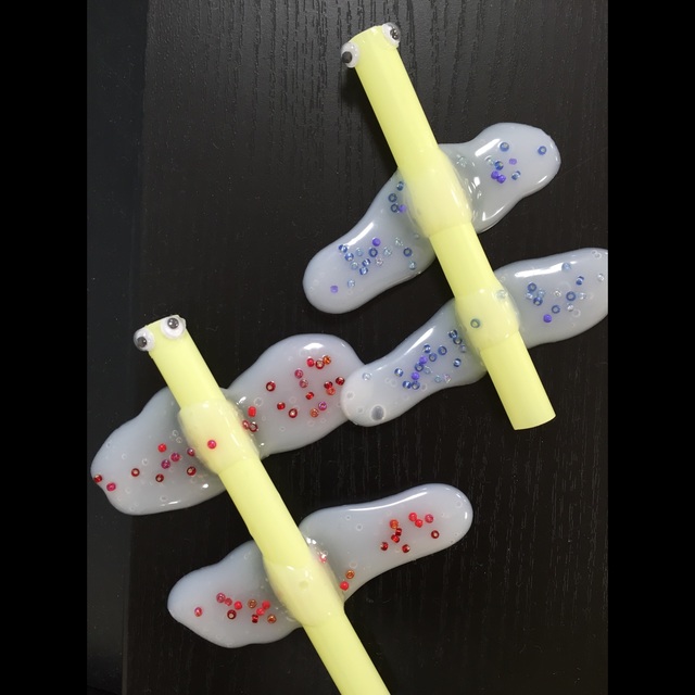 【みんなの投稿】トンボボンドの上にビーズを散りばめる。