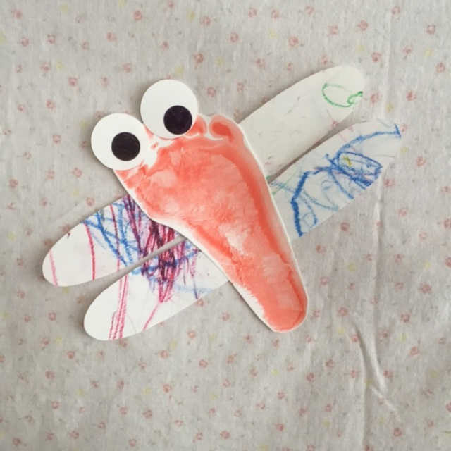 【みんなの投稿】1.2歳児9月の壁画足形をとってトンボを作りました。