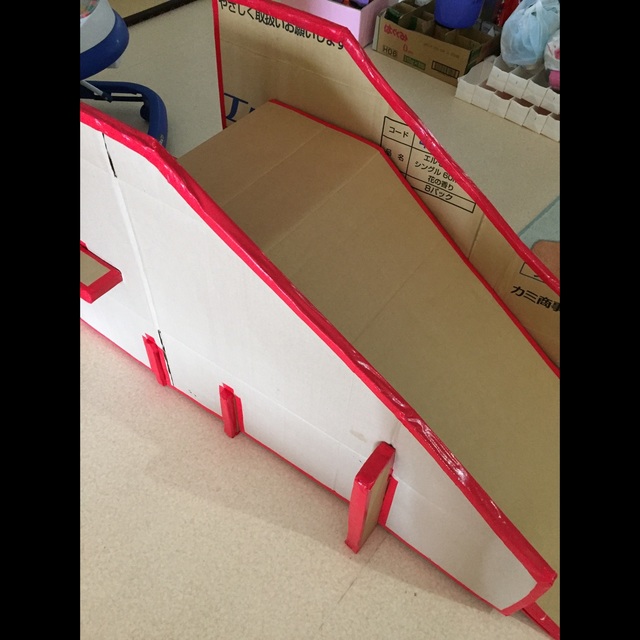 【みんなの投稿】ダンボールすべり台！