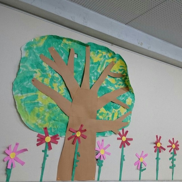 【みんなの投稿】4歳 秋の壁面  コスモス