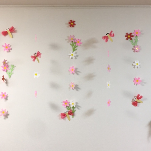 【みんなの投稿】壁面コスモス、トンボ