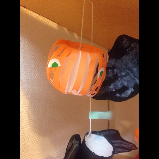 【みんなの投稿】０歳児〜ハロウィンの製作(かぼちゃのおばけ)