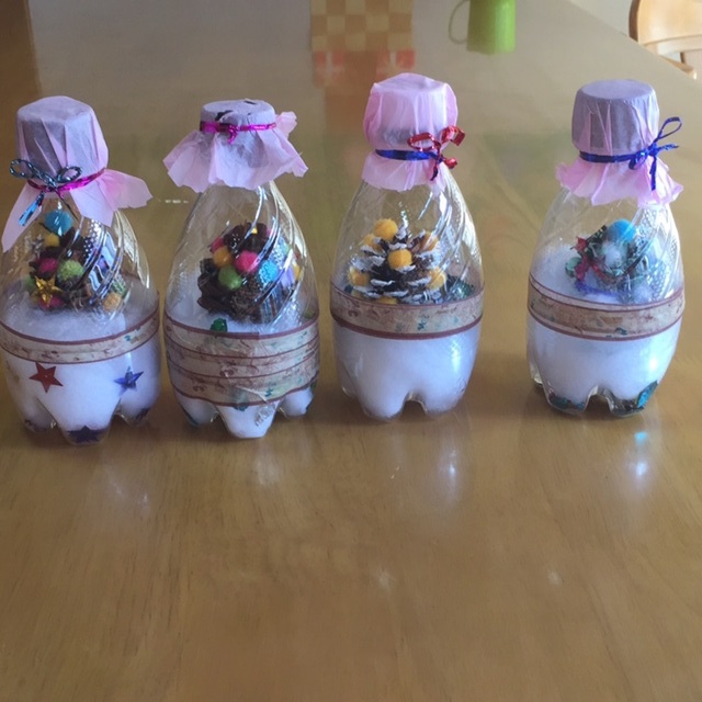 【みんなの投稿】ペットボトル松ぼっくりツリー