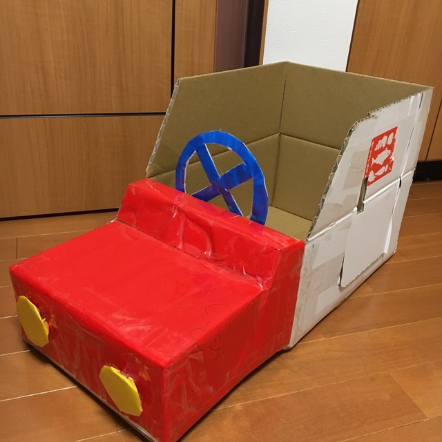 【みんなの投稿】段ボールで車。