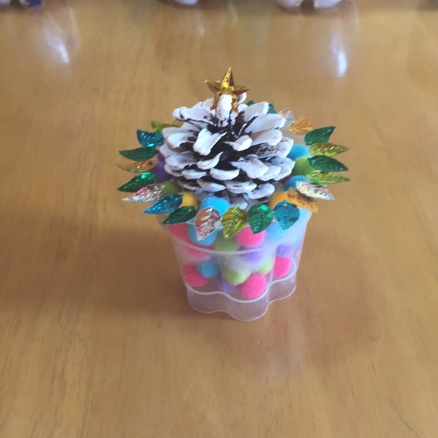 【みんなの投稿】プリンカップで松ぼっくりツリー