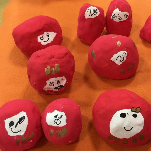 【みんなの投稿】【紙粘土でだるまさん】