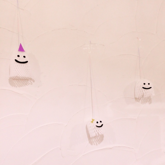 【みんなの投稿】フルーツのネットを使ったおばけ