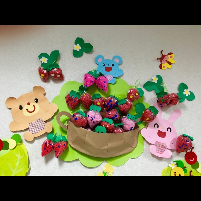 【みんなの投稿】1歳児クラス。イチゴの壁面