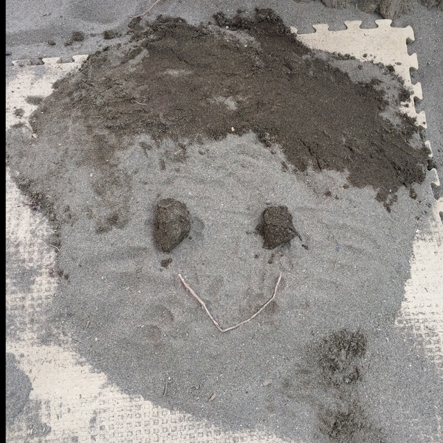 【みんなの投稿】5歳児「先生の顔」♪( ´▽｀) 砂場あそび