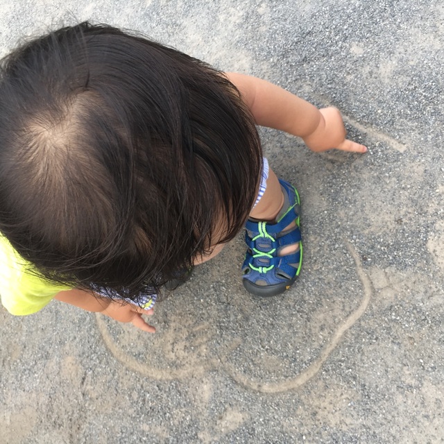 【みんなの投稿】砂にお絵描き#2歳