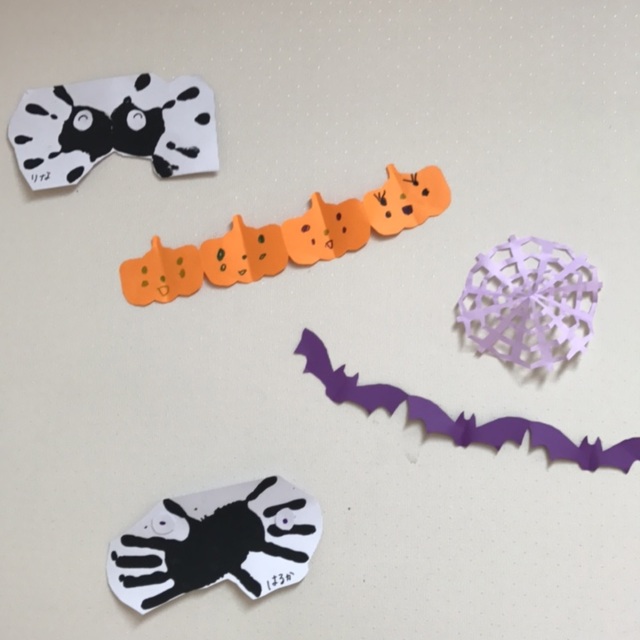 【みんなの投稿】手形の蜘蛛と切り絵